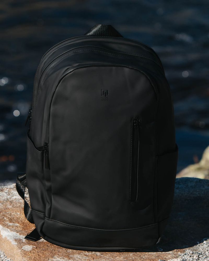 Svart sekk fra Escape Nordic