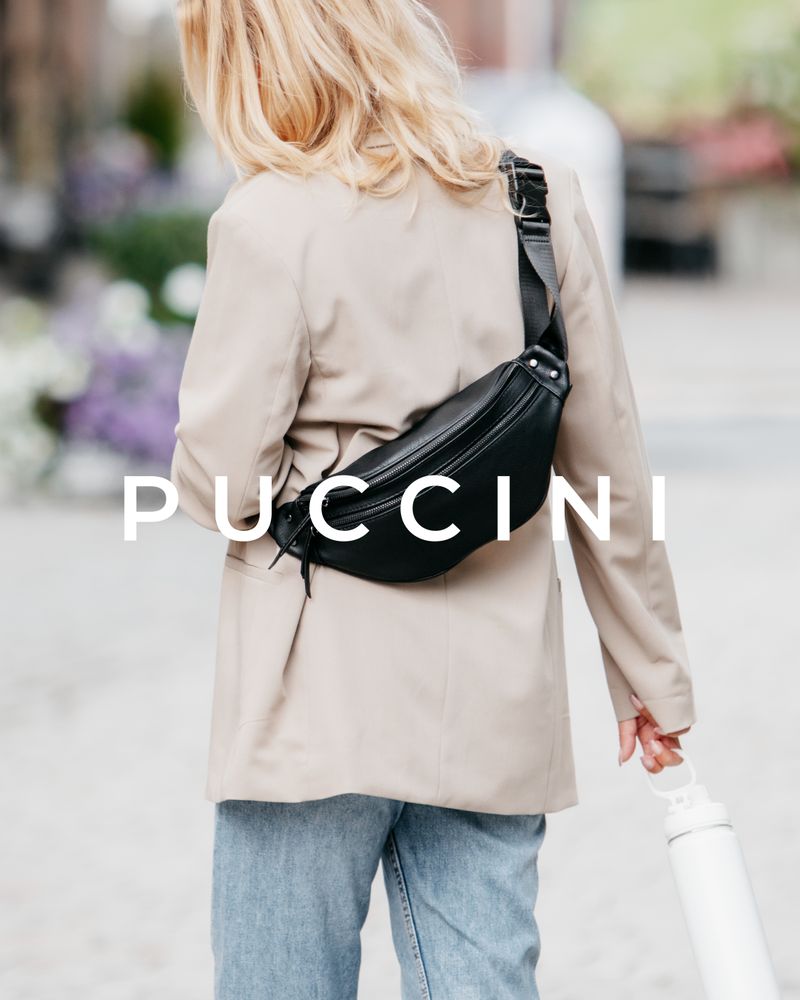 Svart Puccini veske på kvinne i beige kåpe