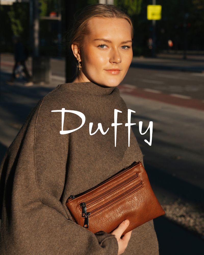 Ung kvinne med Duffy brun skinnveske