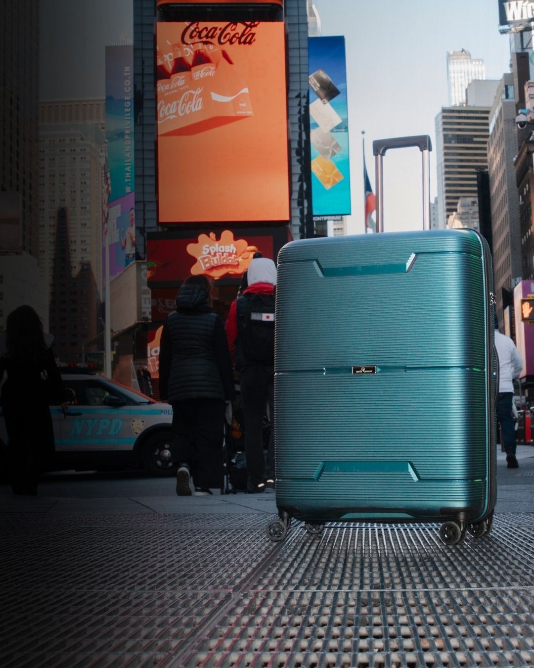 Grønn Bergen-koffert plassert på Times Square i New York