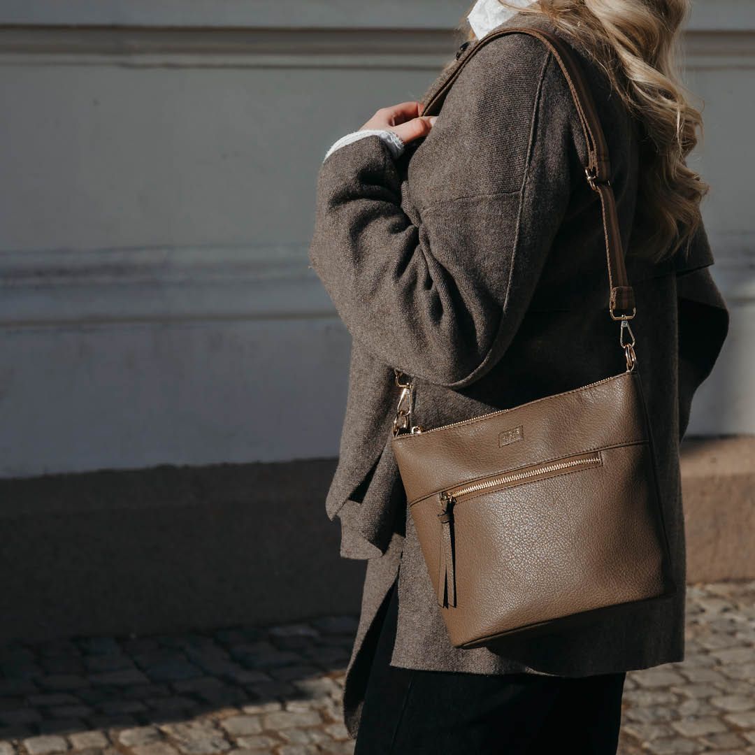 Skulderveske brukt av person i bymiljø