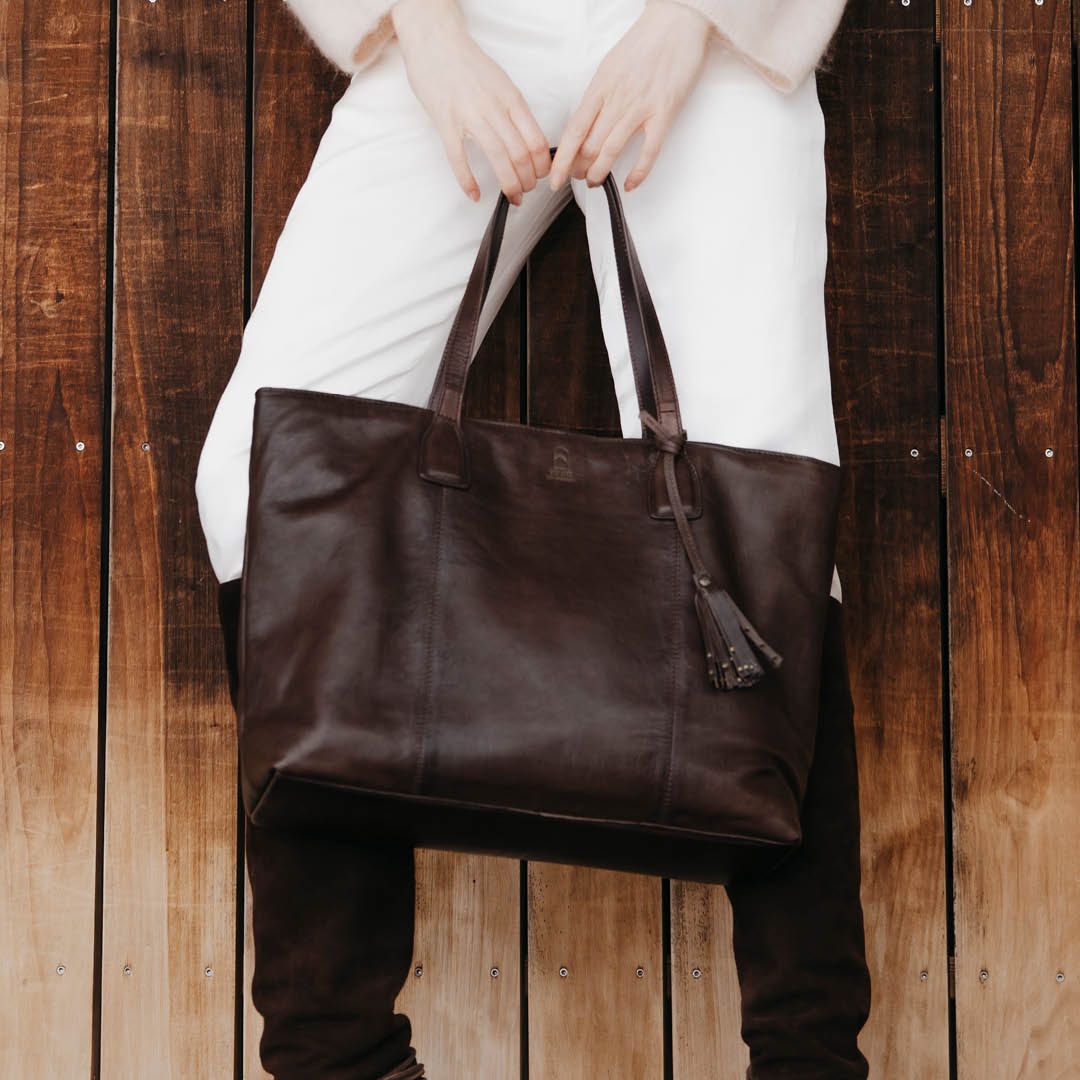 Stor totebag i skinn holdt av person