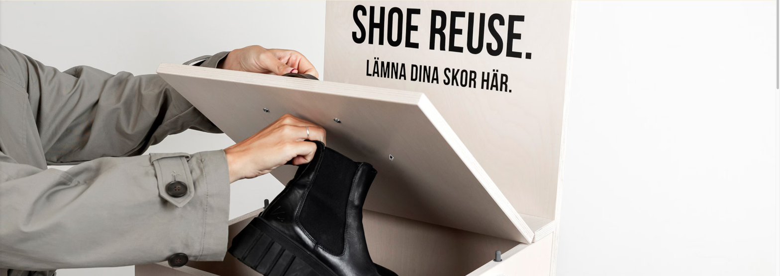 Svart känga intill en Shoe Reuse-insamlingsbox