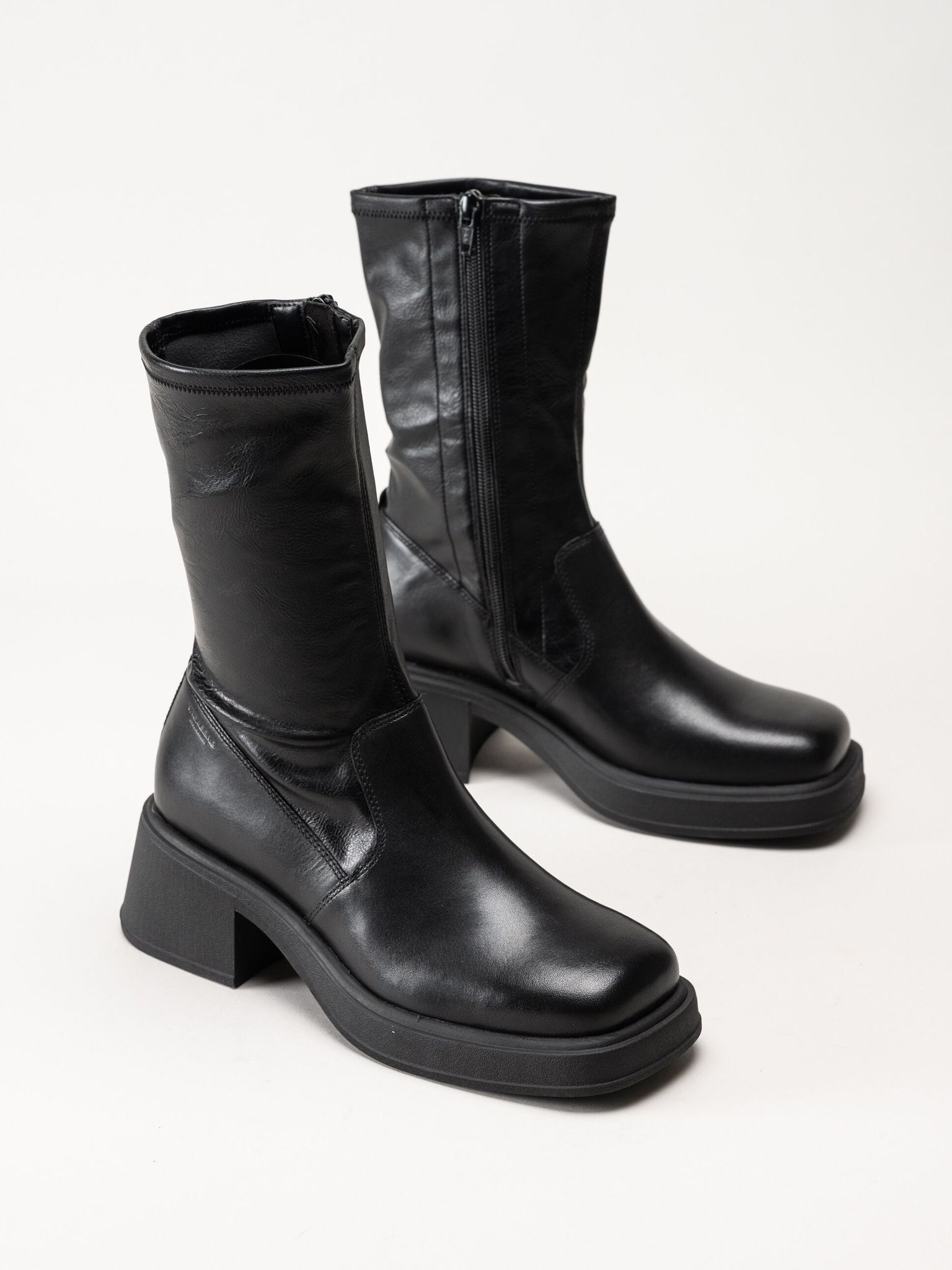 Vagabond - Dorah - Svarta boots med skinn och stretch