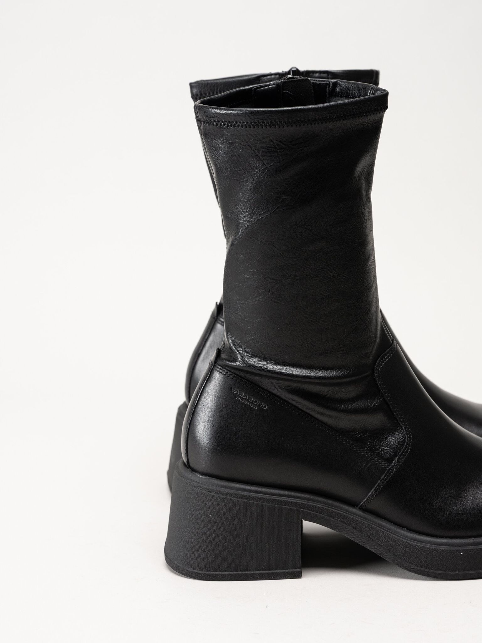 Vagabond - Dorah - Svarta boots med skinn och stretch