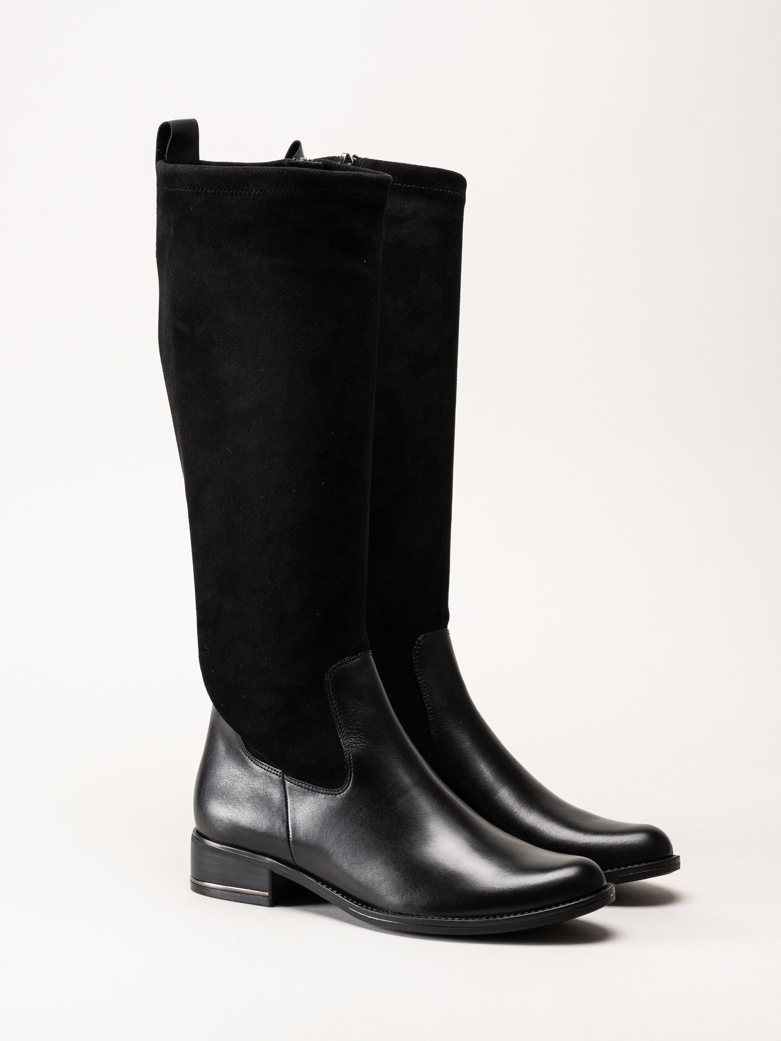 Caprice - Svarta stövlar i skinn och textil