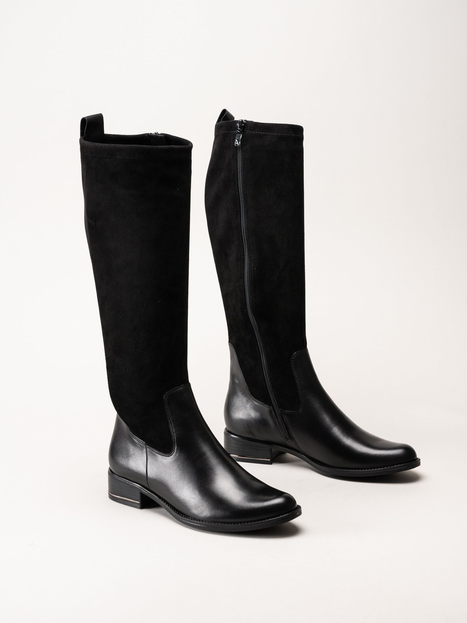 Caprice - Svarta stövlar i skinn och textil