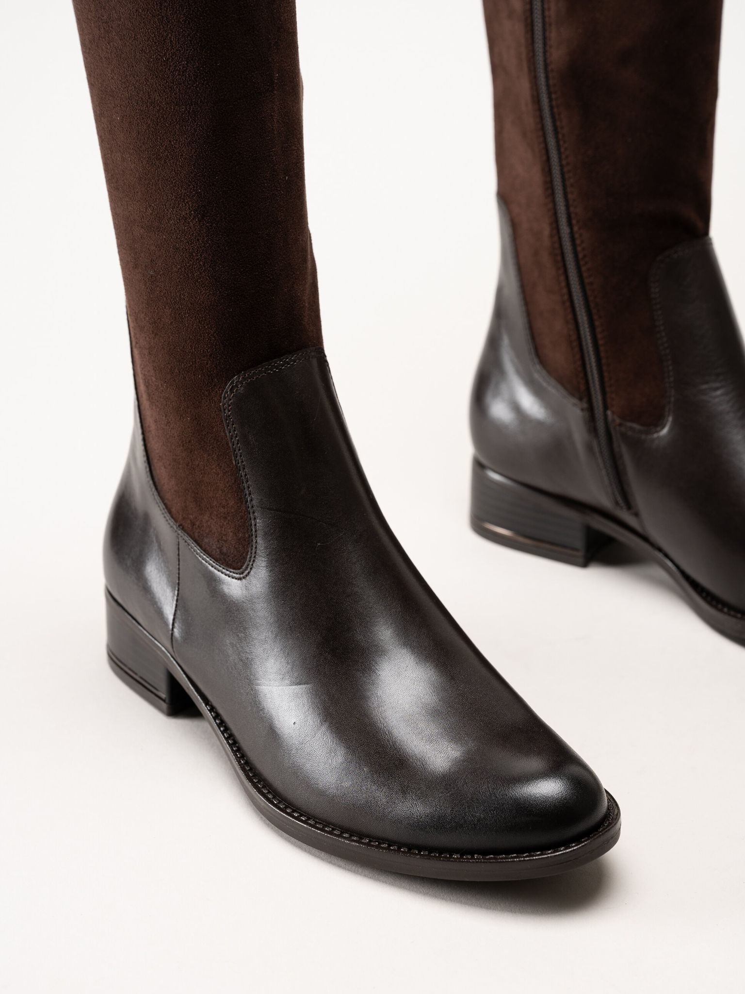 Caprice - Mörkbruna stövlar i skinn och textil
