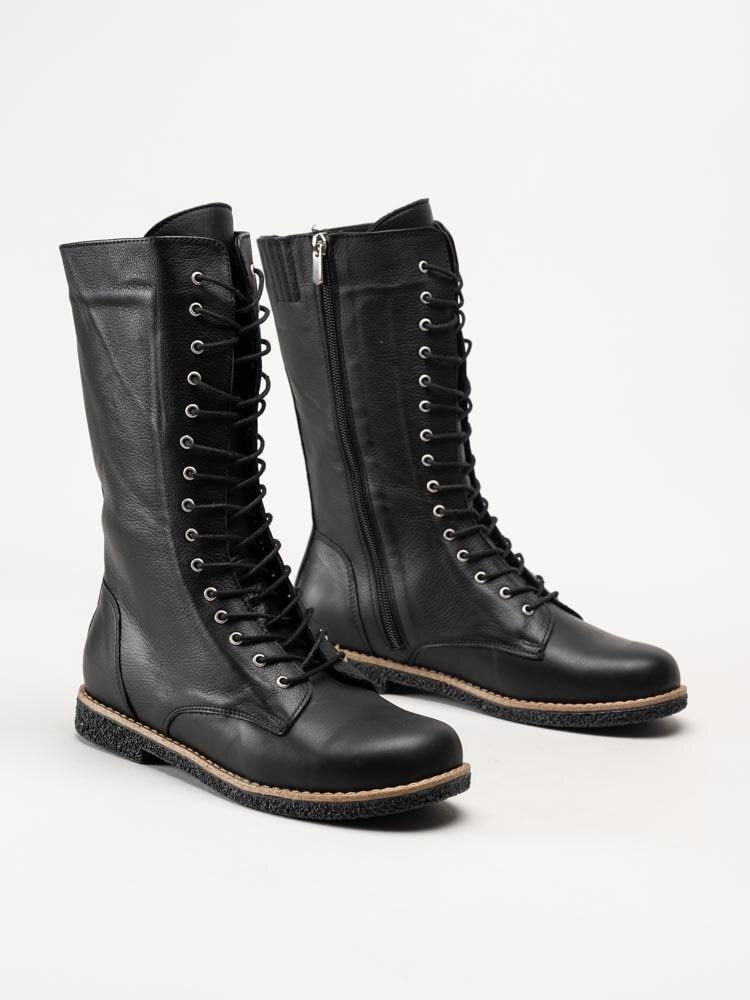 Charlotte of Sweden - Svarta höga kängor i skinn