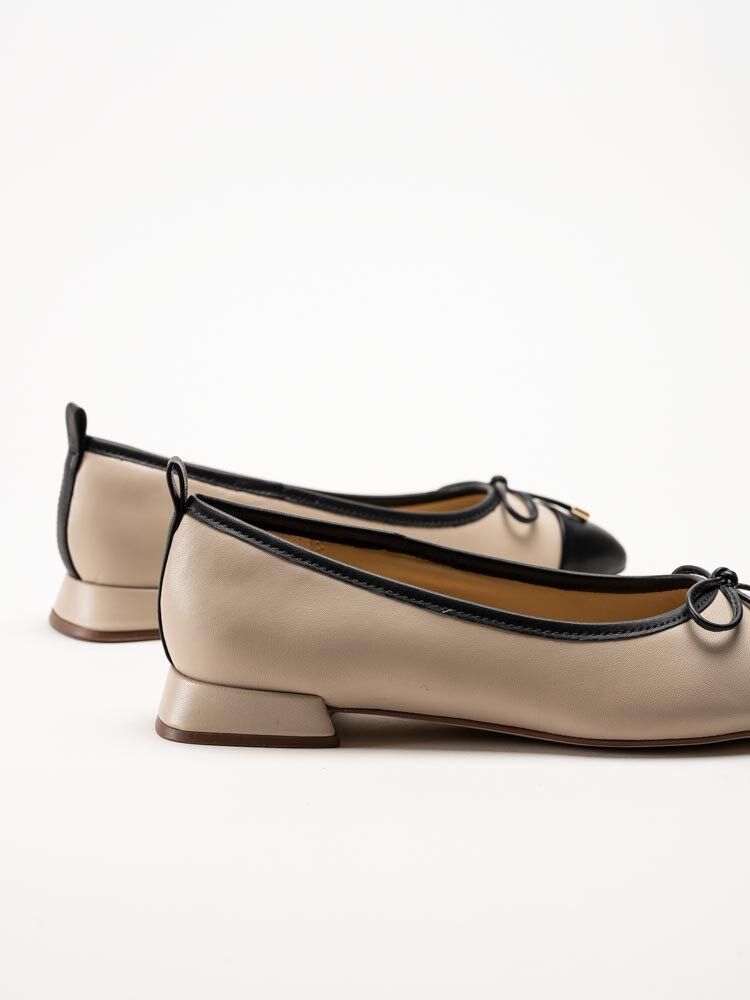 Clarks - Ubree15 Poppy D - Beige ballerina pumps i skinn