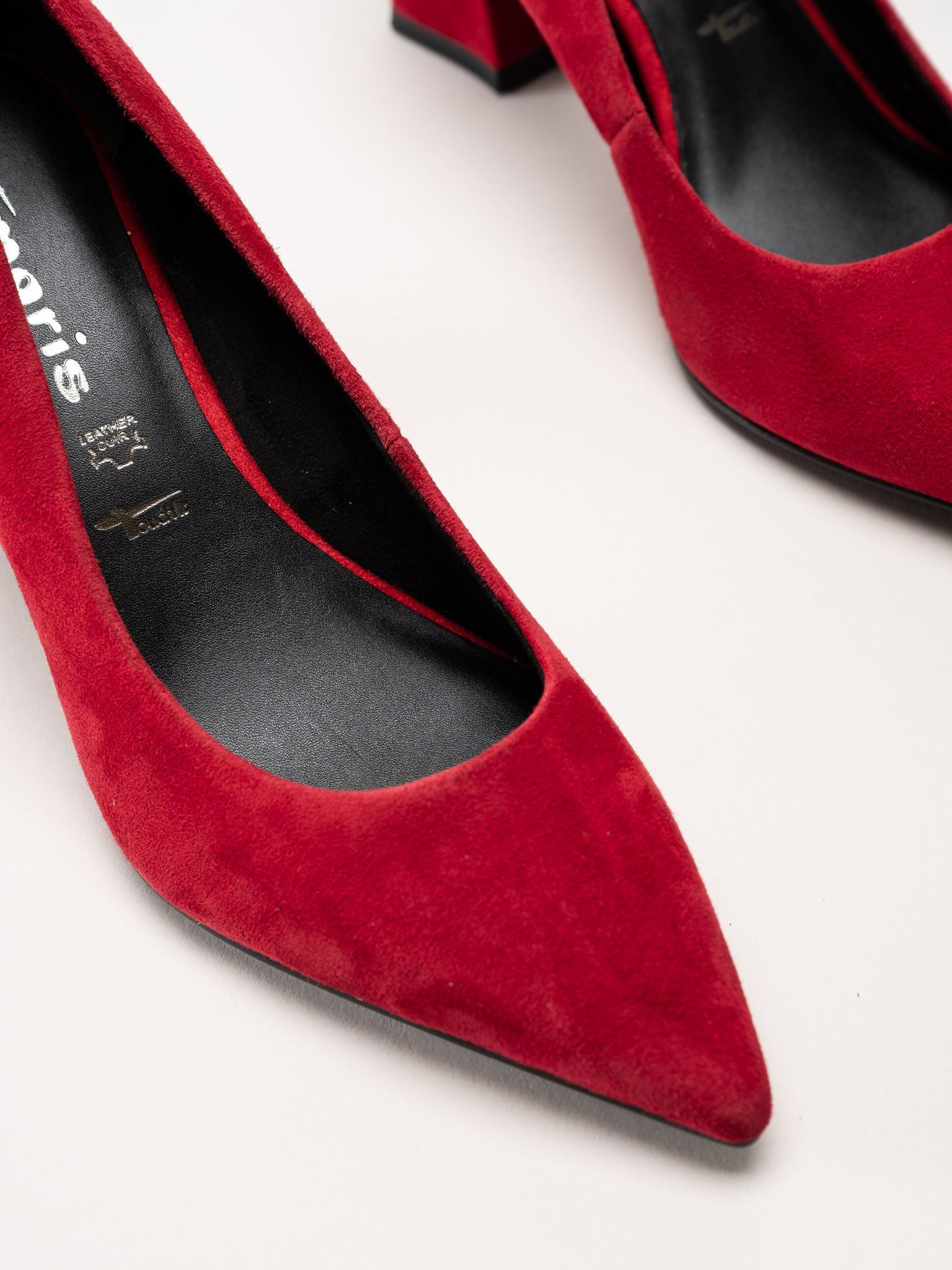 Tamaris - Röda pumps i mocka