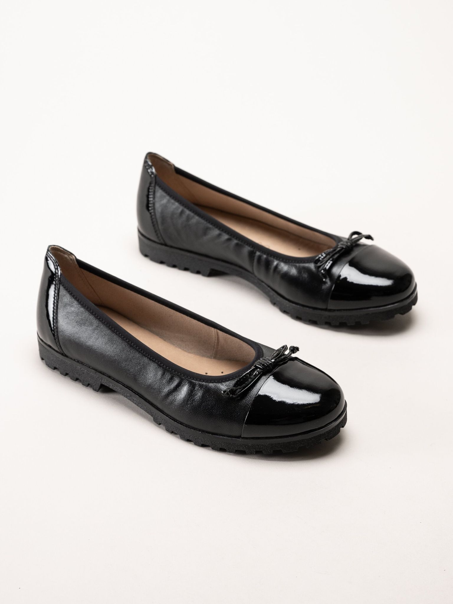 Caprice - Svarta ballerina i skinn med lackpartier