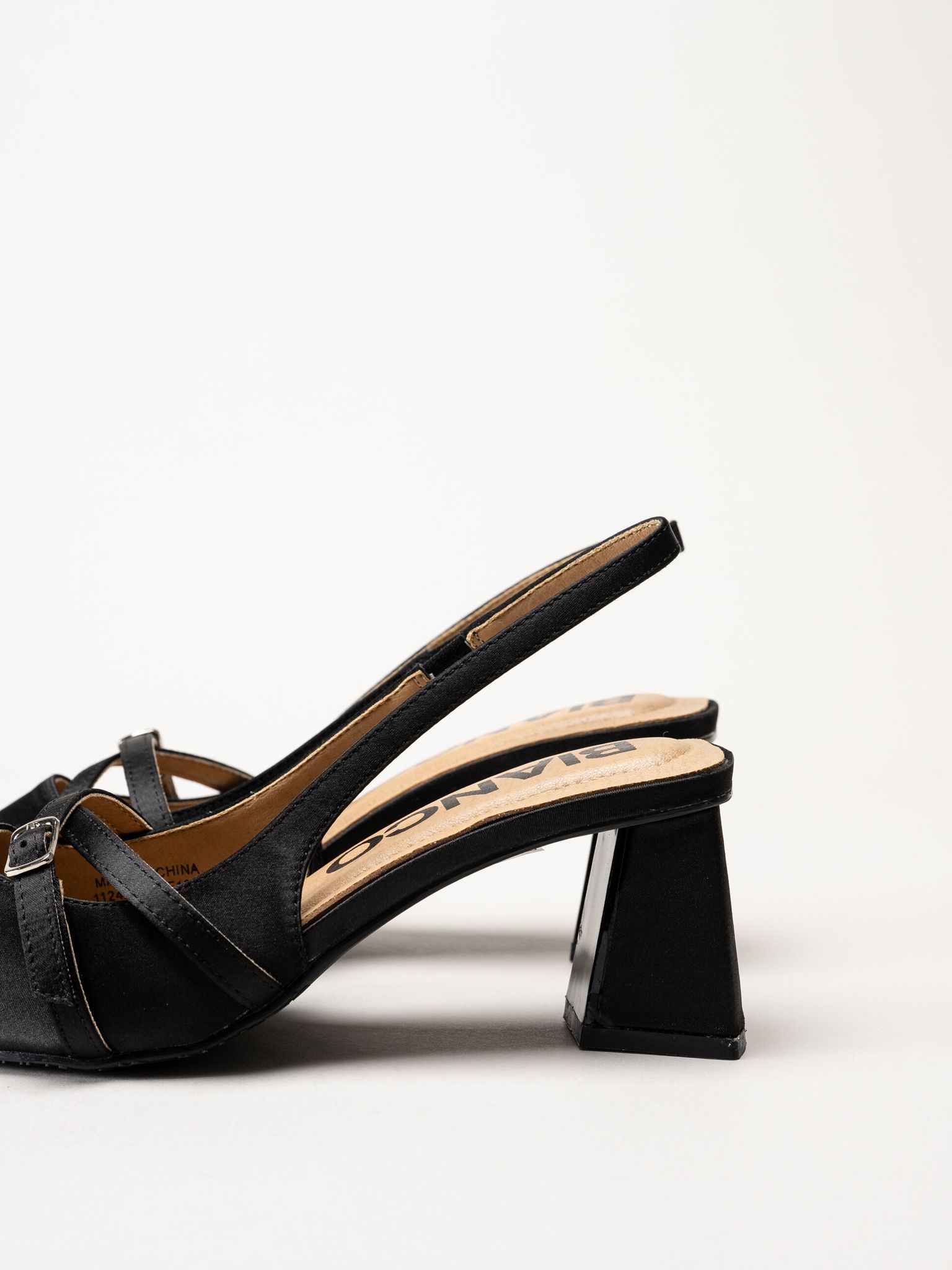 Bianco - Biamaralyn Buckle - Svarta slingback pumps i satin