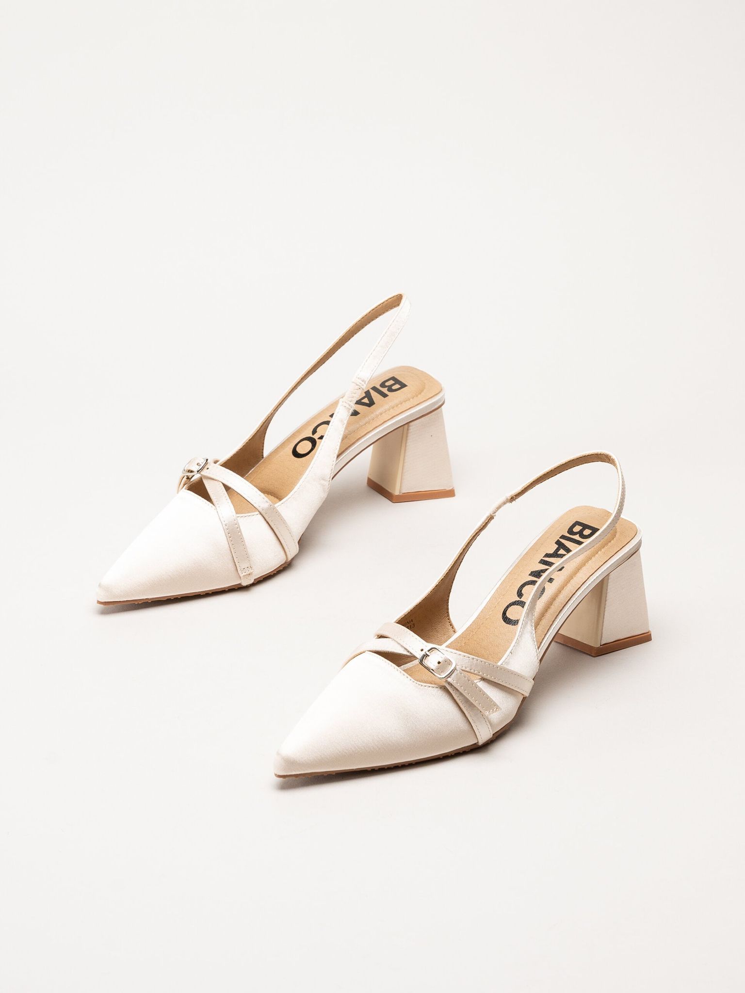 Bianco - Biamaralyn Buckle - Offwhite slingback pumps i satin