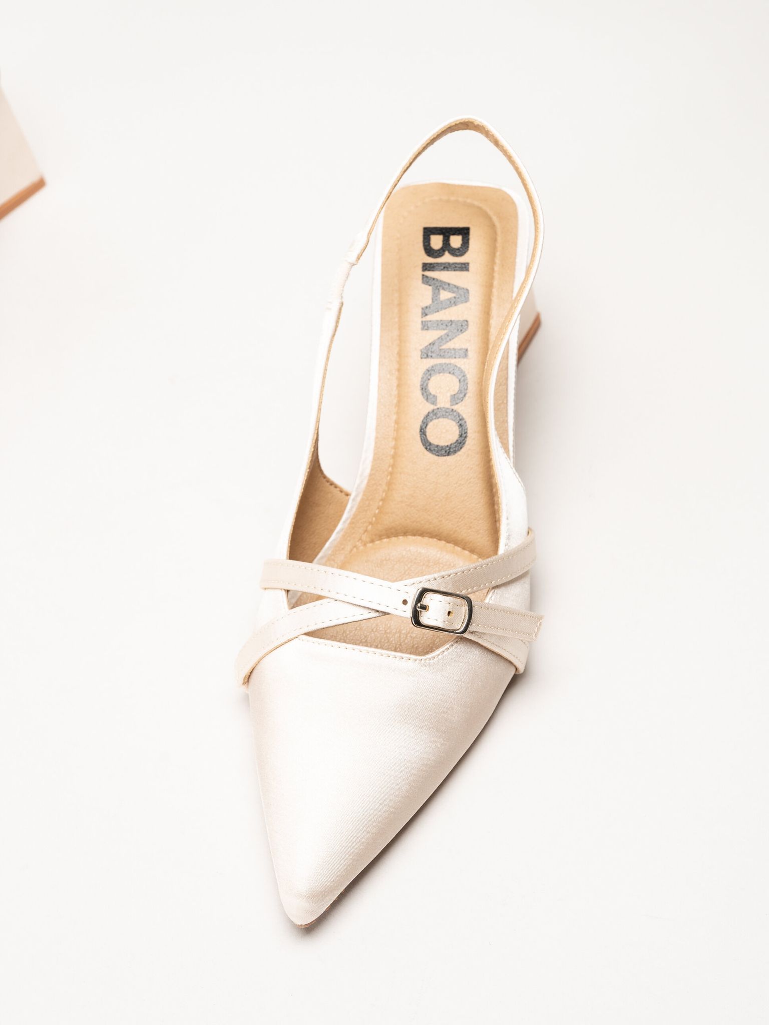 Bianco - Biamaralyn Buckle - Offwhite slingback pumps i satin