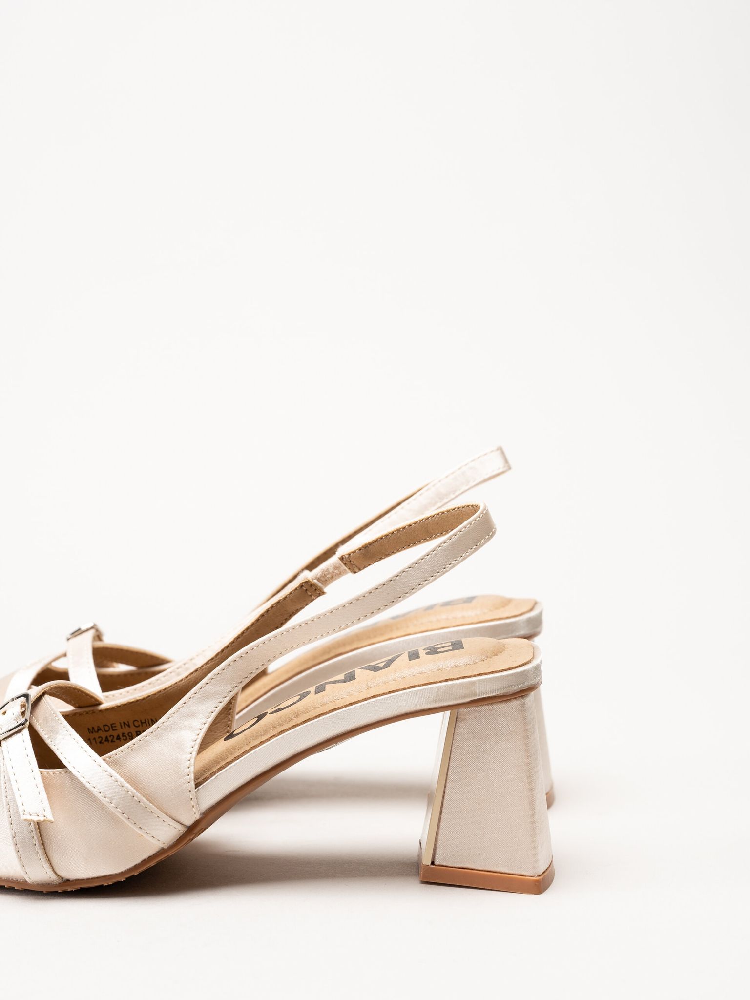 Bianco - Biamaralyn Buckle - Offwhite slingback pumps i satin