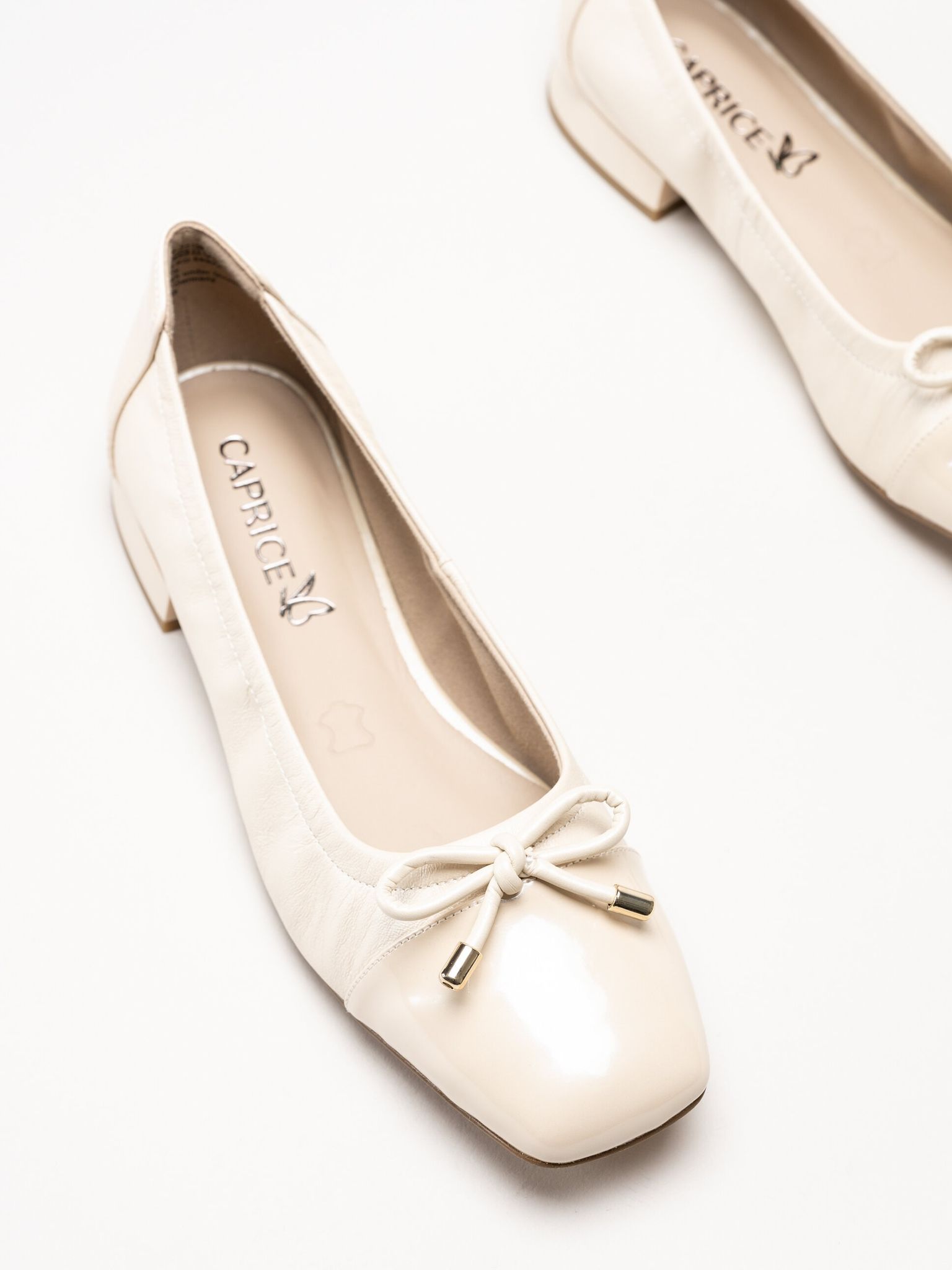 Caprice - Beige ballerinaskor i skinn