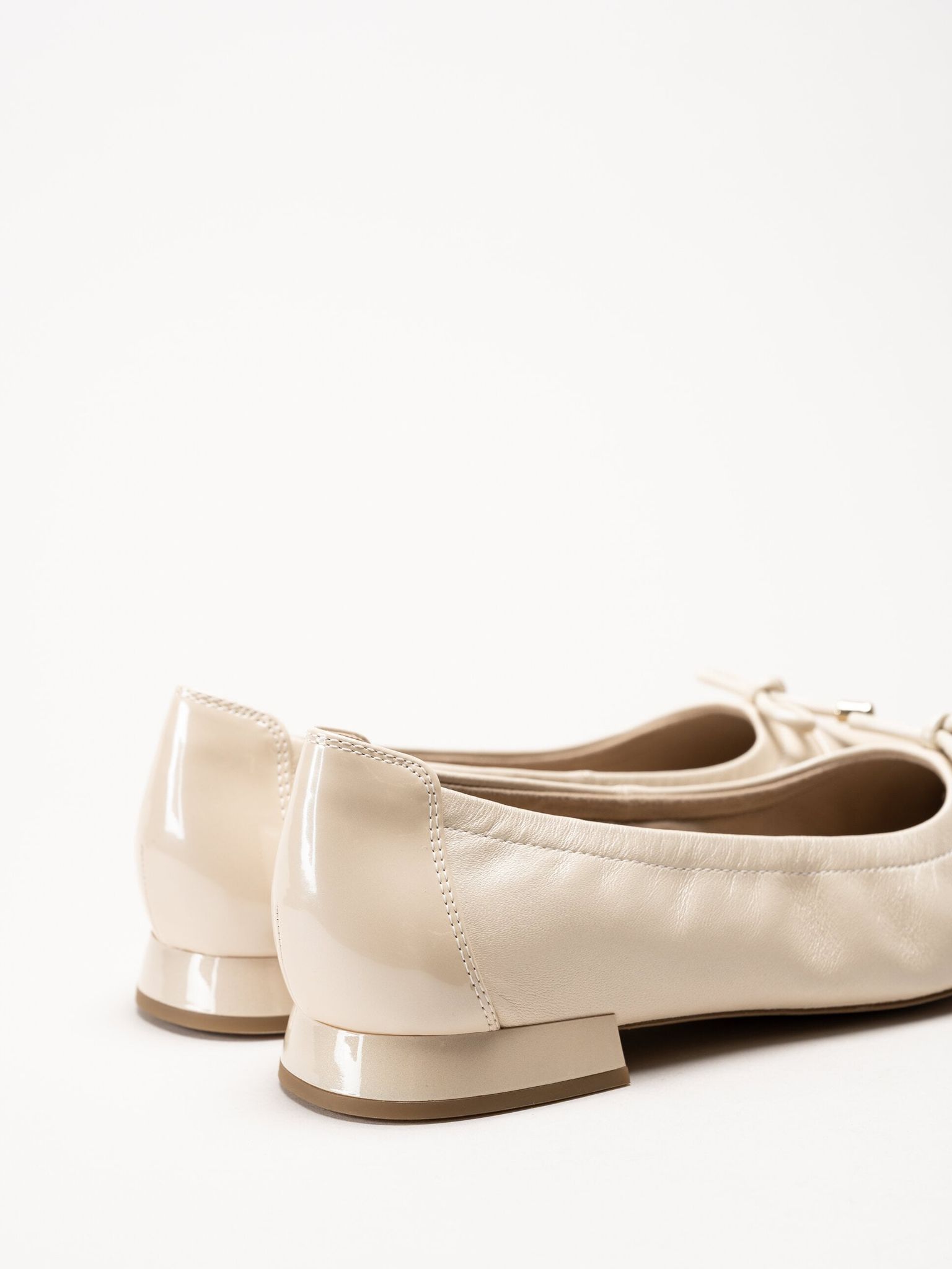 Caprice - Beige ballerinaskor i skinn