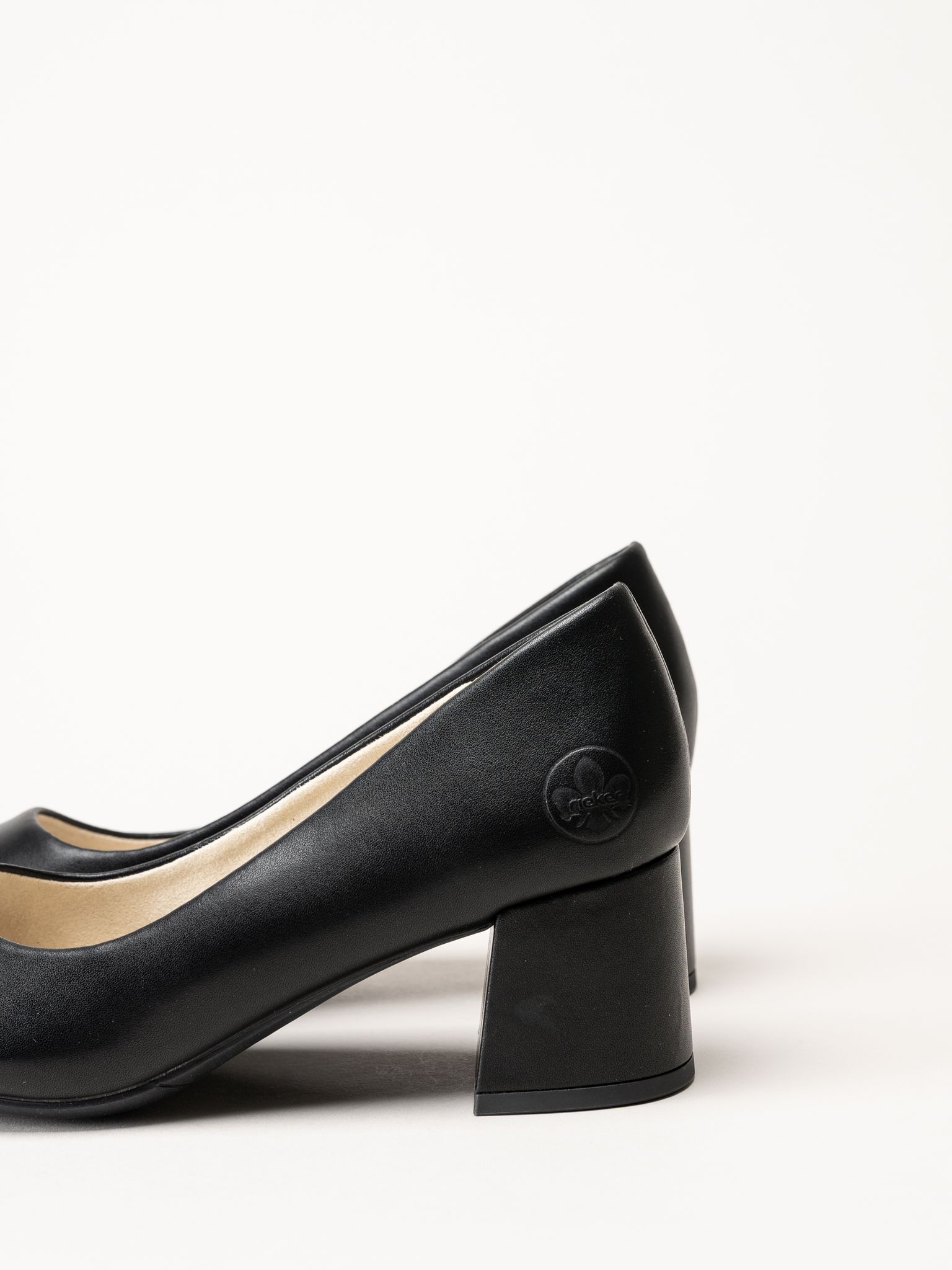 Rieker - Svarta skinnpumps