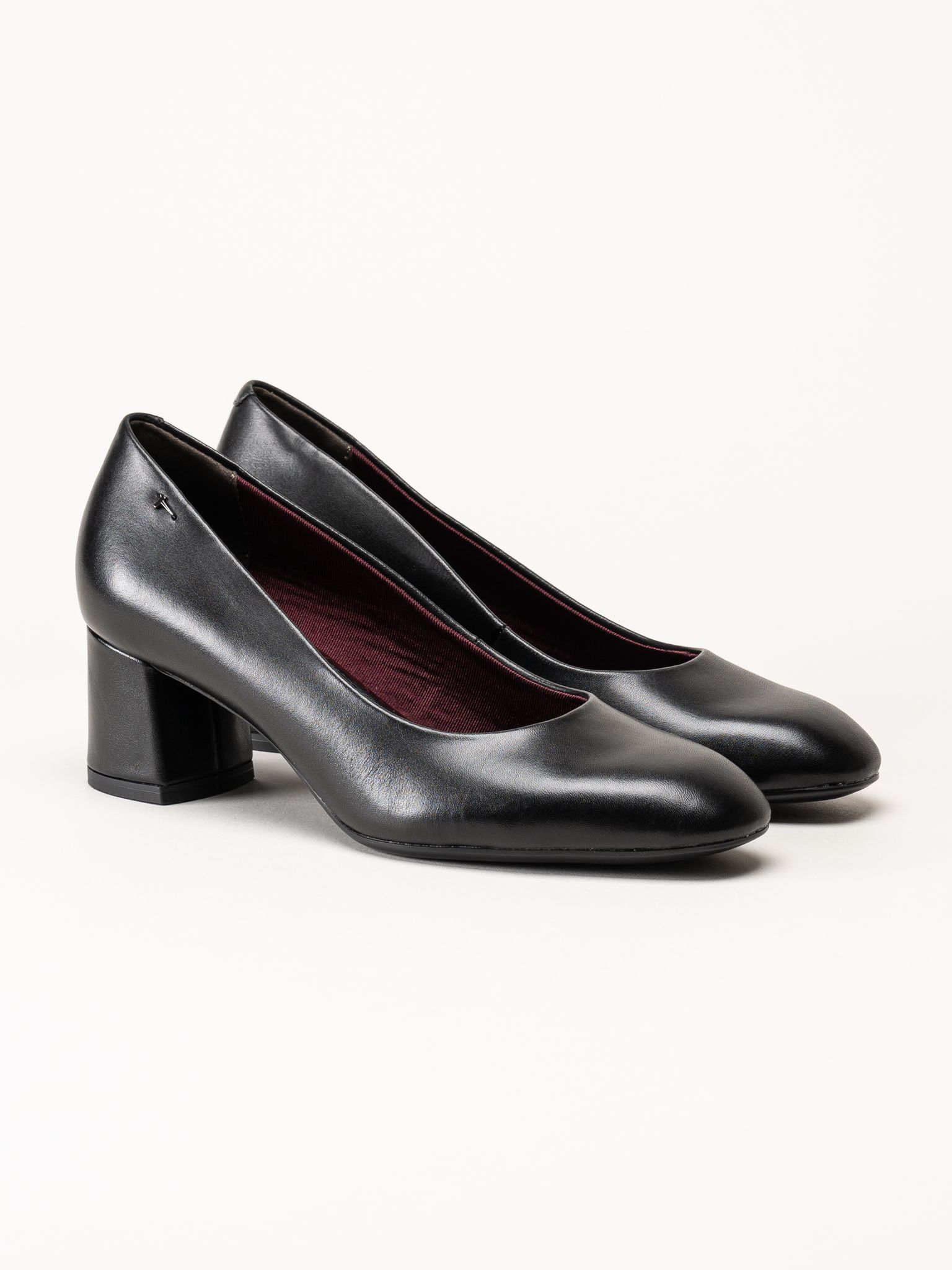 Tamaris - Svarta pumps i skinn