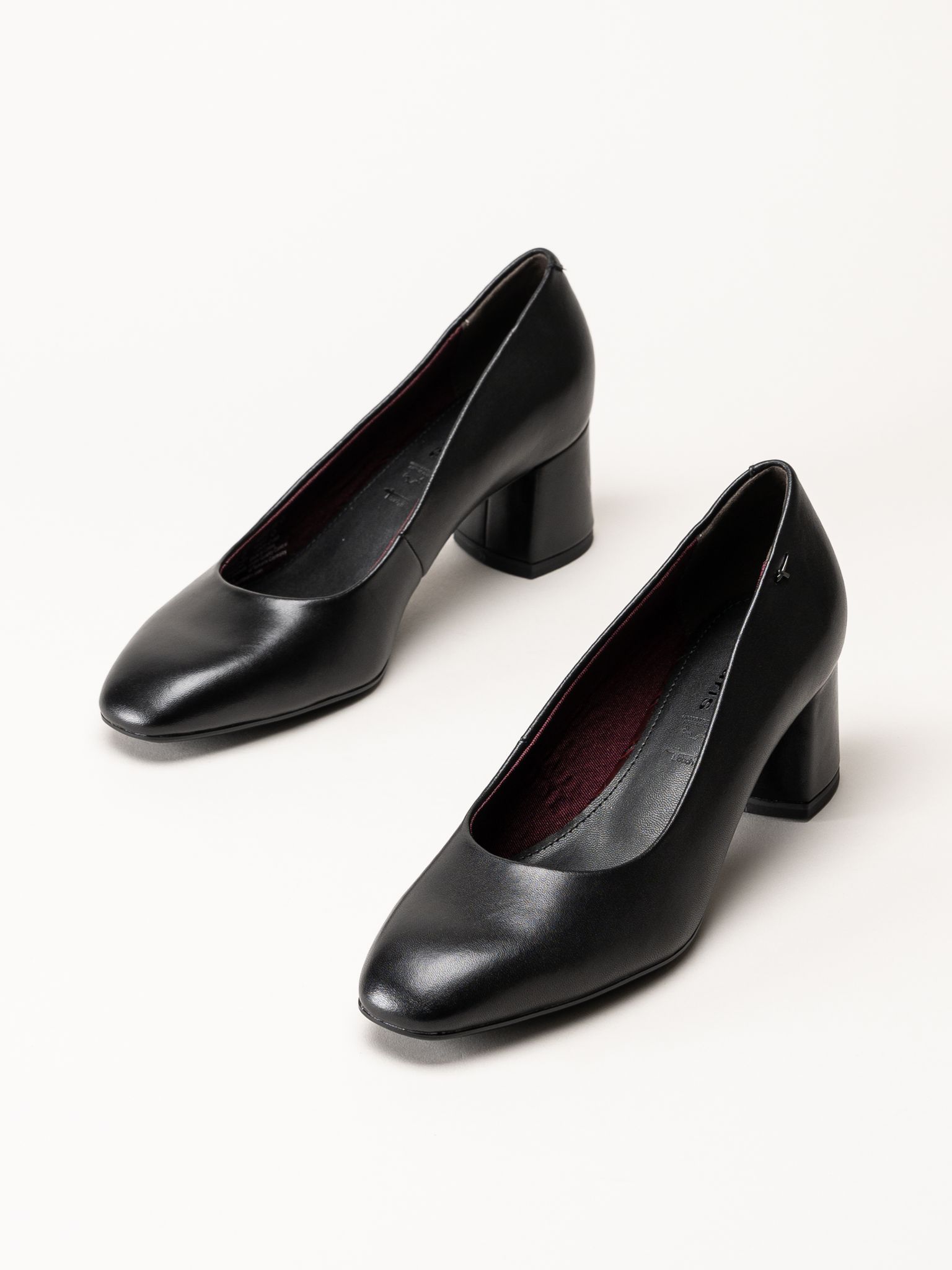 Tamaris - Svarta pumps i skinn