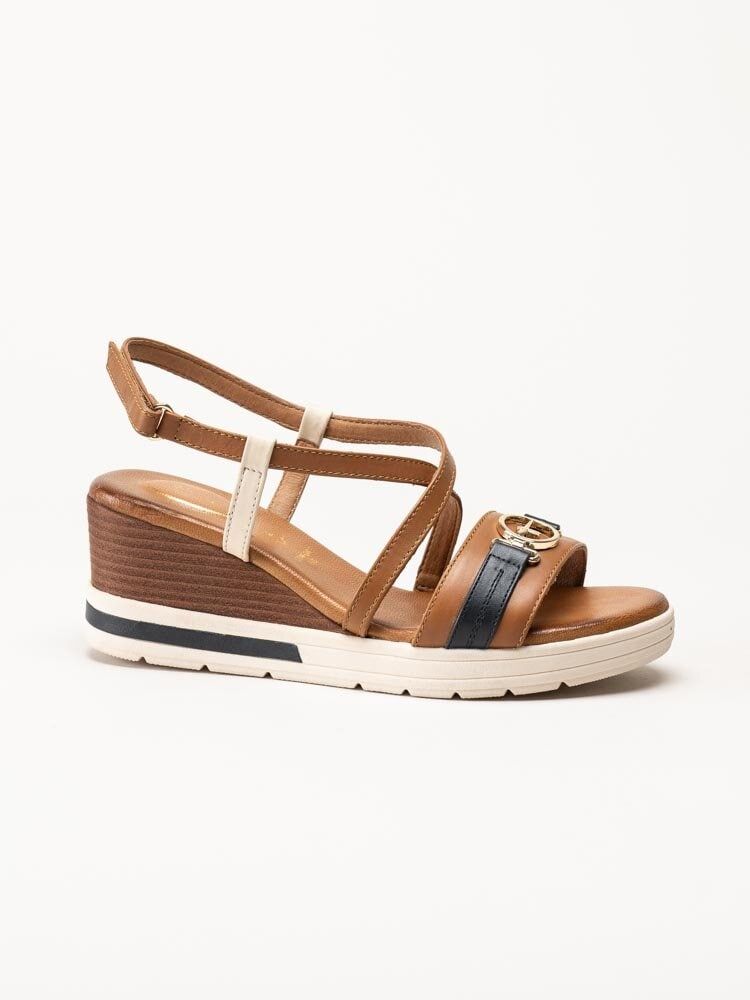 Tamaris Wide - Bruna kilklackade sandaletter i skinn