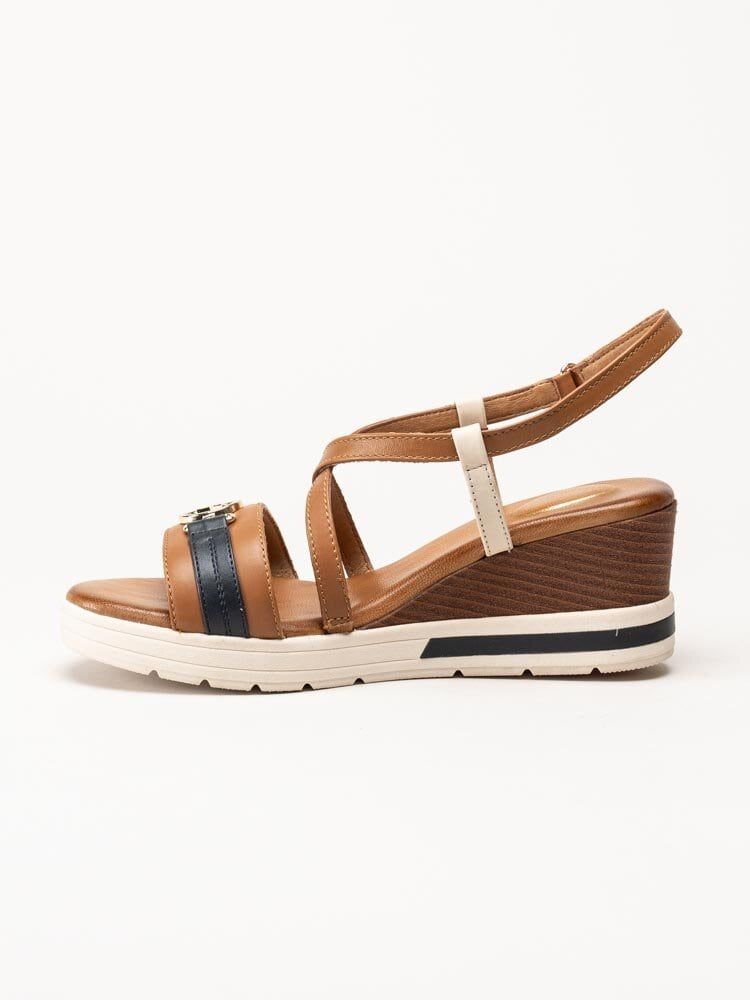 Tamaris Wide - Bruna kilklackade sandaletter i skinn