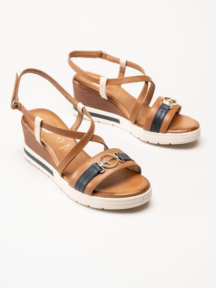 Tamaris Wide - Bruna kilklackade sandaletter i skinn