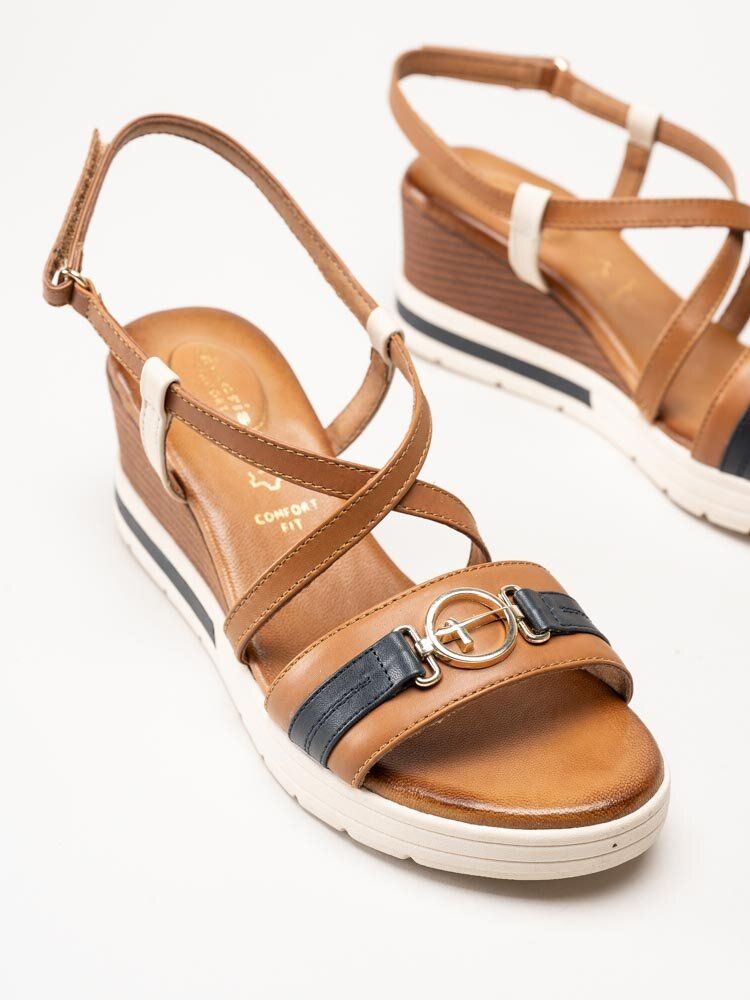 Tamaris Wide - Bruna kilklackade sandaletter i skinn