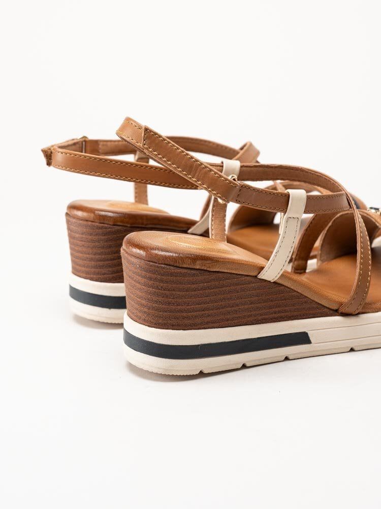 Tamaris Wide - Bruna kilklackade sandaletter i skinn