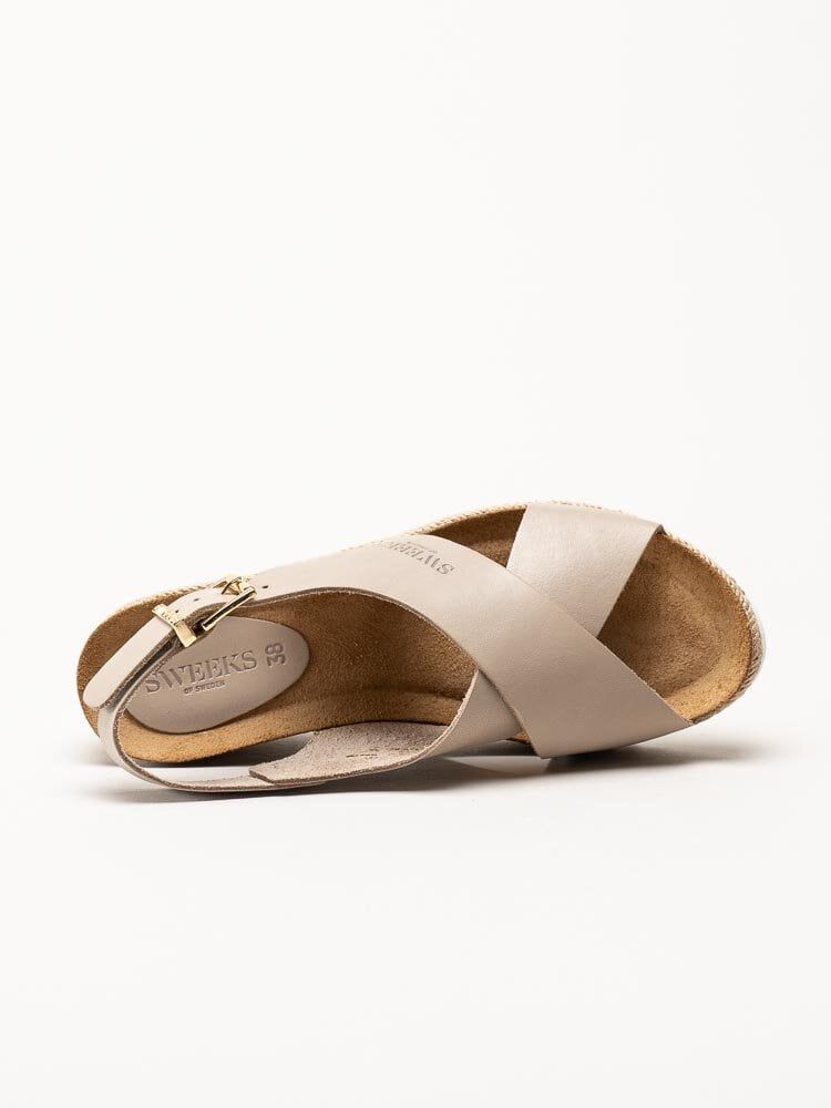 Sweeks - Selma Cross - Beige kilklackade sandaletter i skinn