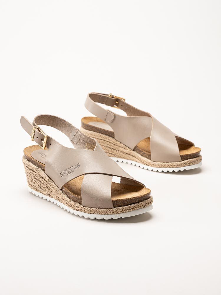 Sweeks - Selma Cross - Beige kilklackade sandaletter i skinn