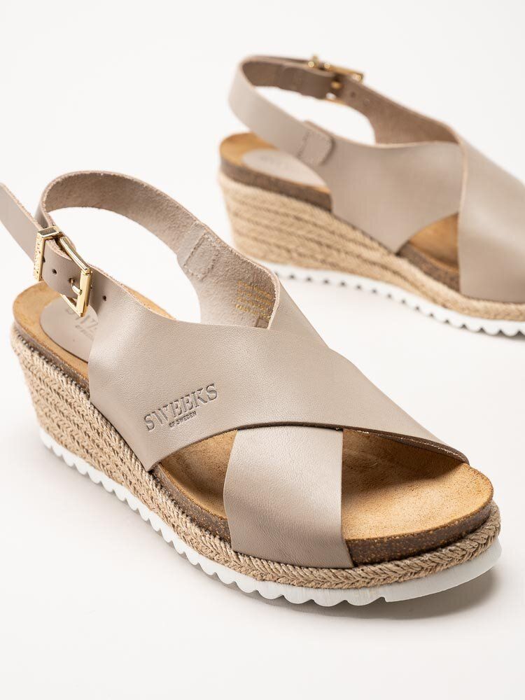 Sweeks - Selma Cross - Beige kilklackade sandaletter i skinn