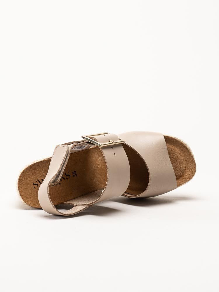 Sweeks - Tyra - Beige kilklackade sandaletter i skinn