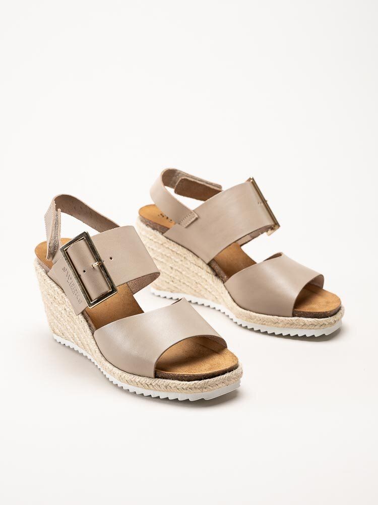 Sweeks - Tyra - Beige kilklackade sandaletter i skinn