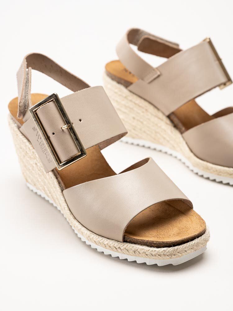 Sweeks - Tyra - Beige kilklackade sandaletter i skinn