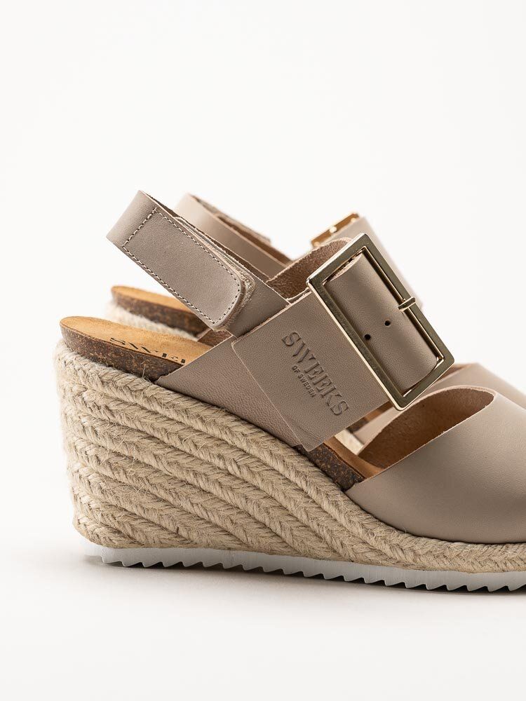 Sweeks - Tyra - Beige kilklackade sandaletter i skinn