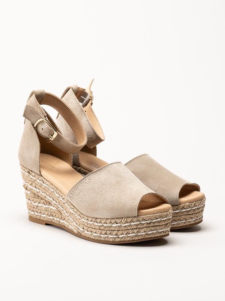 Sweeks - Lova - Beige kilklackade sandaletter i mocka
