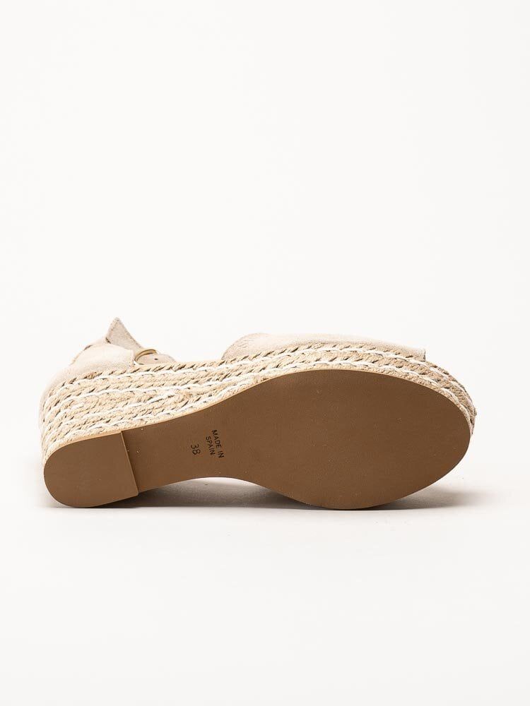 Sweeks - Lova - Beige kilklackade sandaletter i mocka