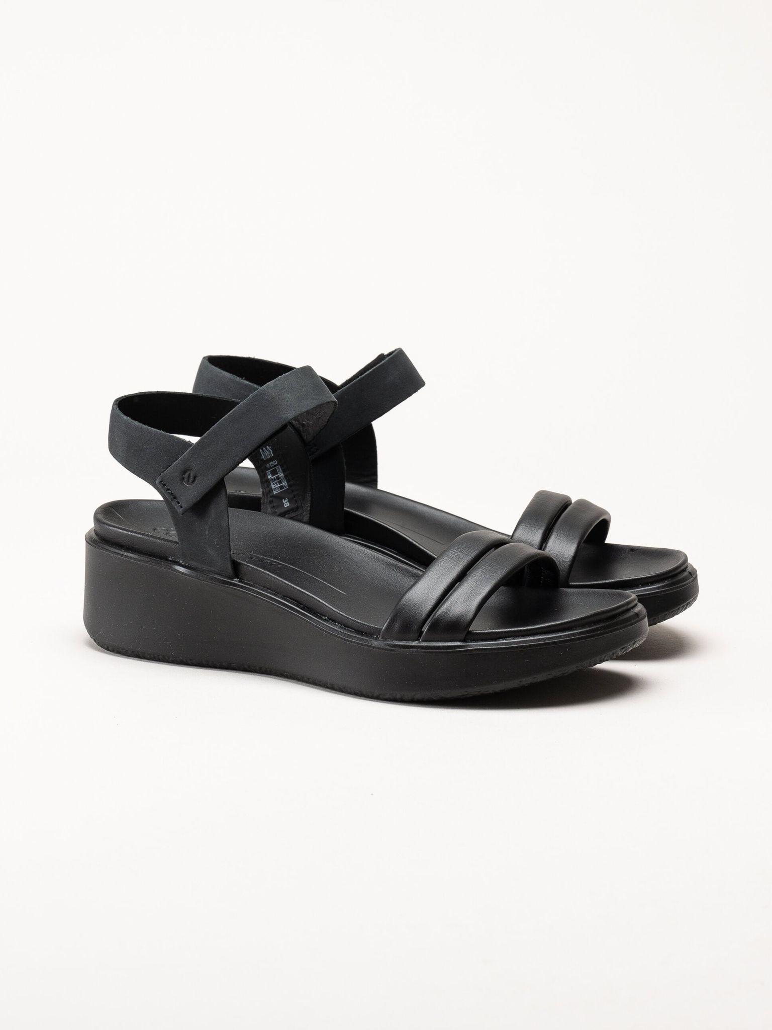 Ecco - Flowt W Wedge - Svarta sandaler i skinn med kilklack