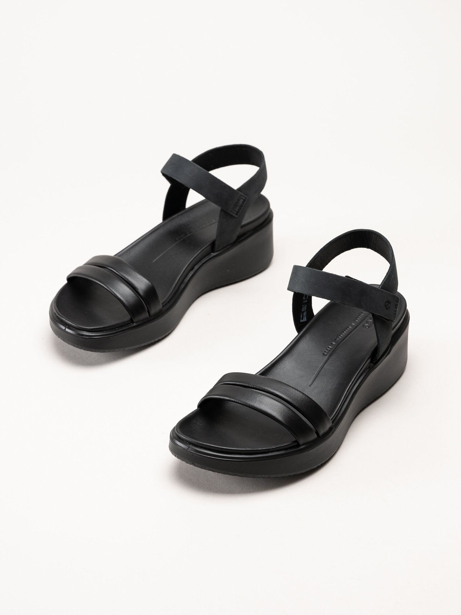 Ecco - Flowt W Wedge - Svarta sandaler i skinn med kilklack