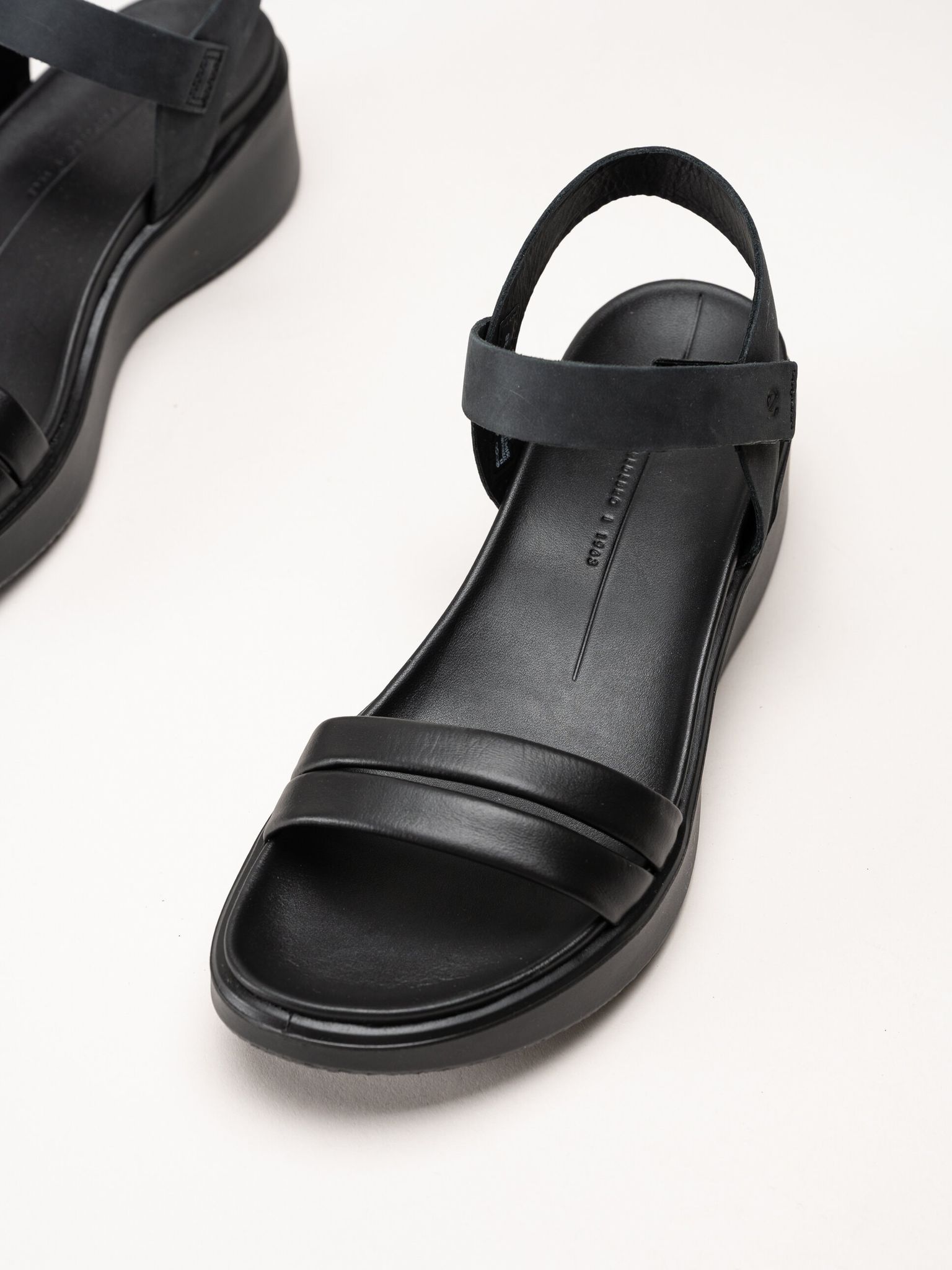 Ecco - Flowt W Wedge - Svarta sandaler i skinn med kilklack