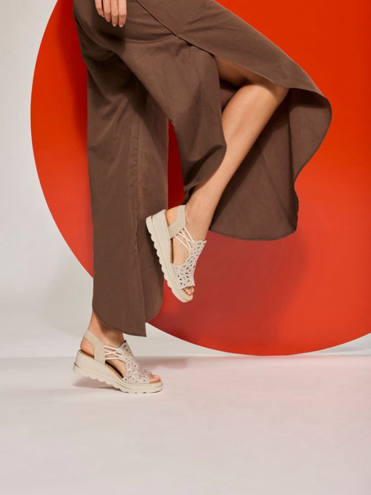 Rieker - Beige sandalett med kilklack