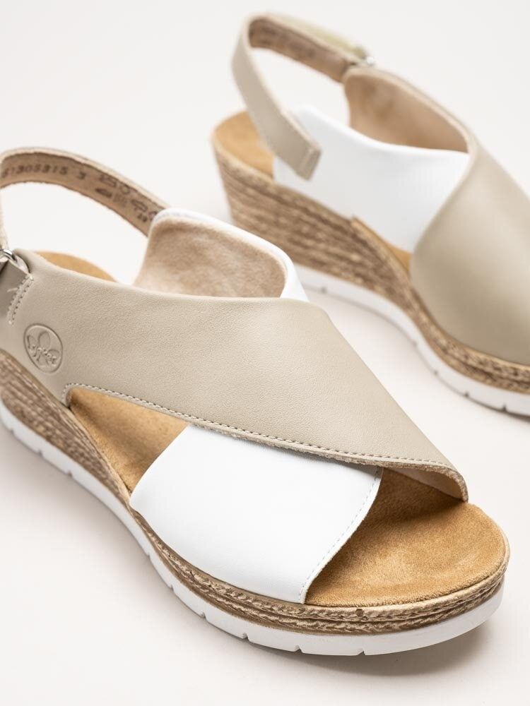 Rieker - Beige och vita kilklackade sandaletter