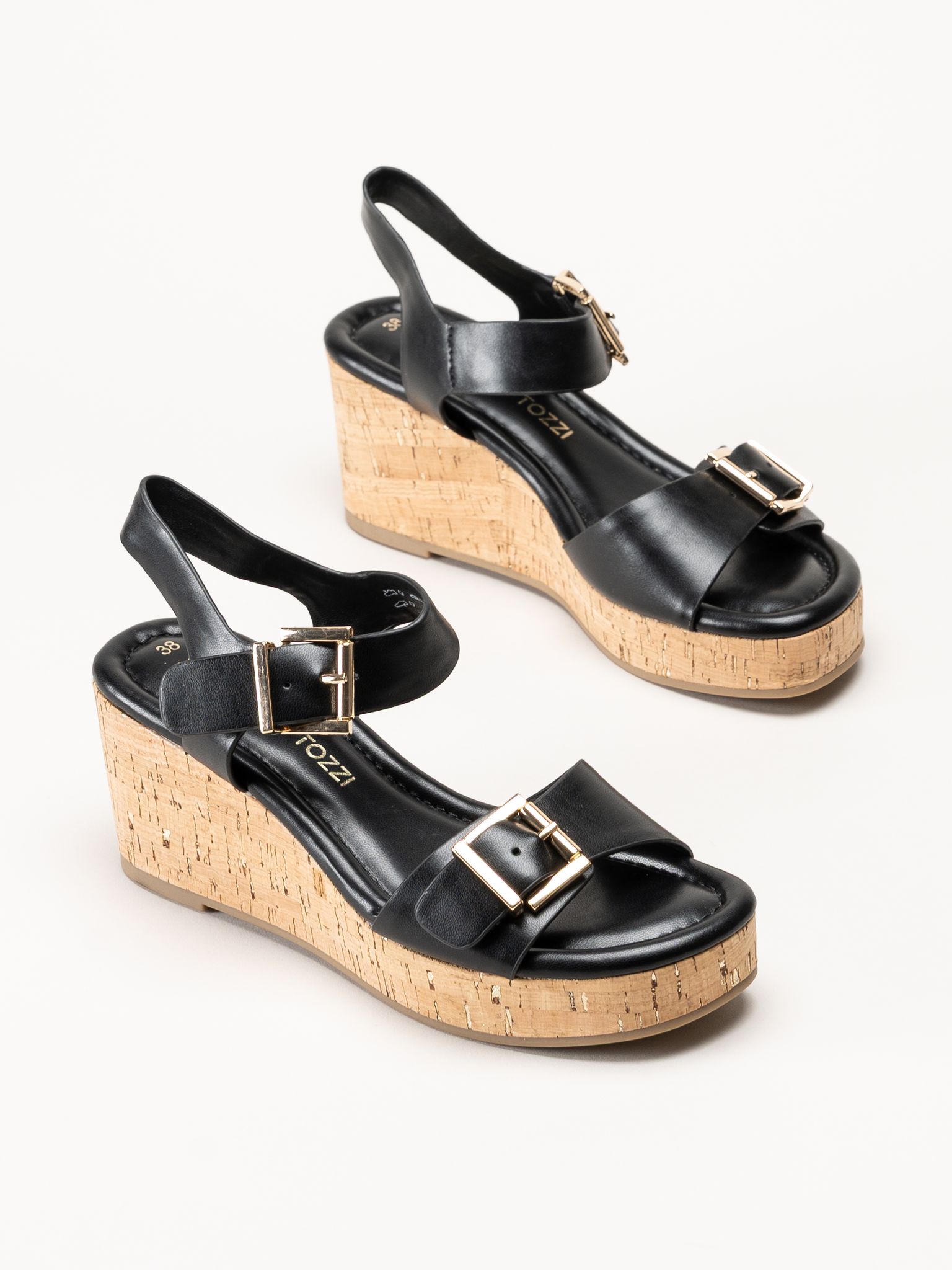 Marco Tozzi - Svarta kilsandaletter i skinnimitation