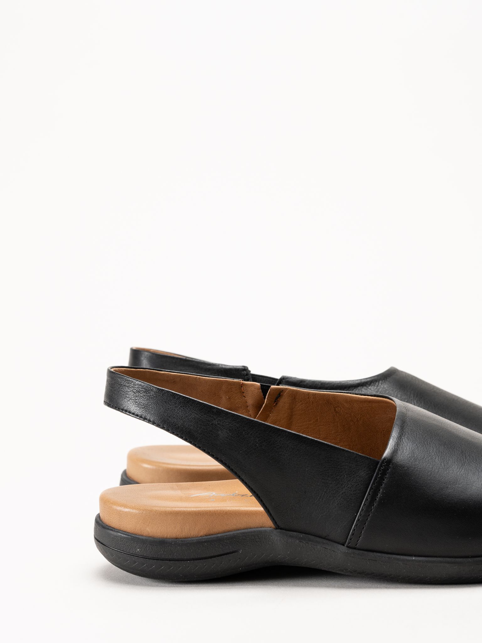Andrea Conti - Svarta sandaler