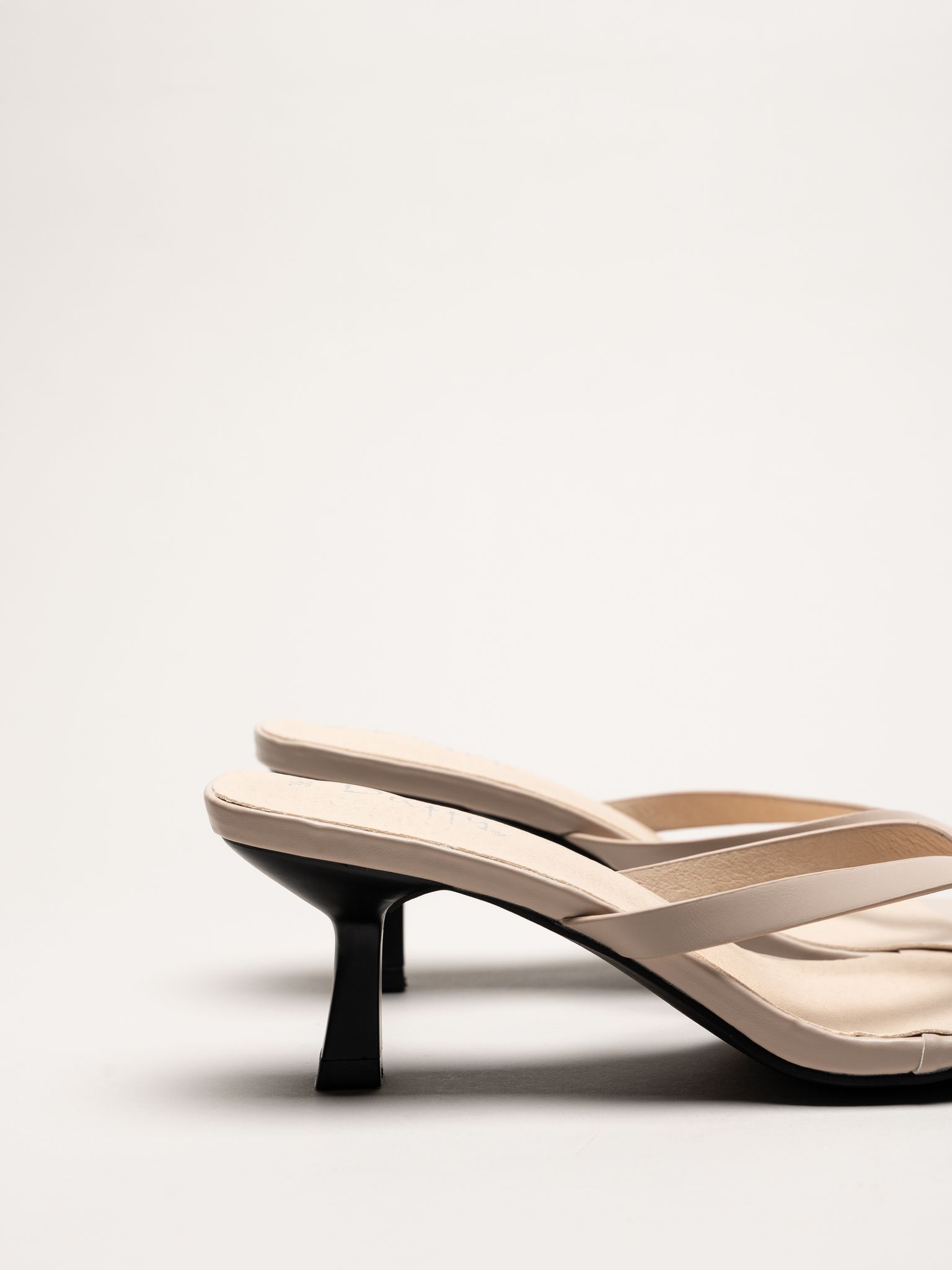 Duffy - Beige mules med tårem