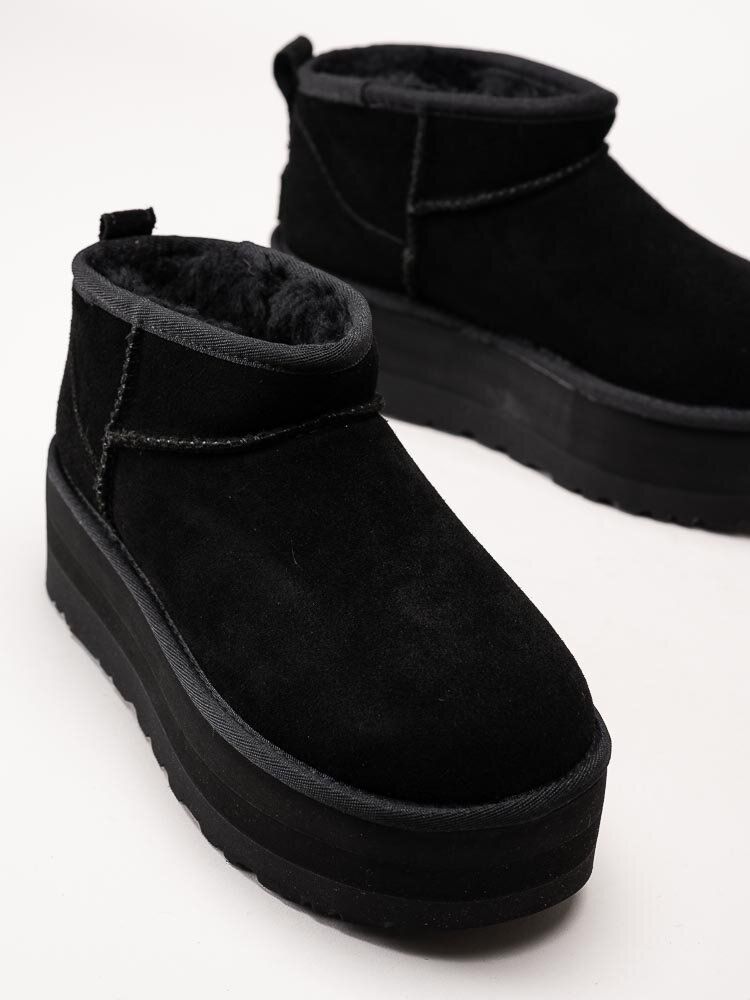 UGG - Classic Ultra Mini Platform - Svarta låga platåboots i mocka