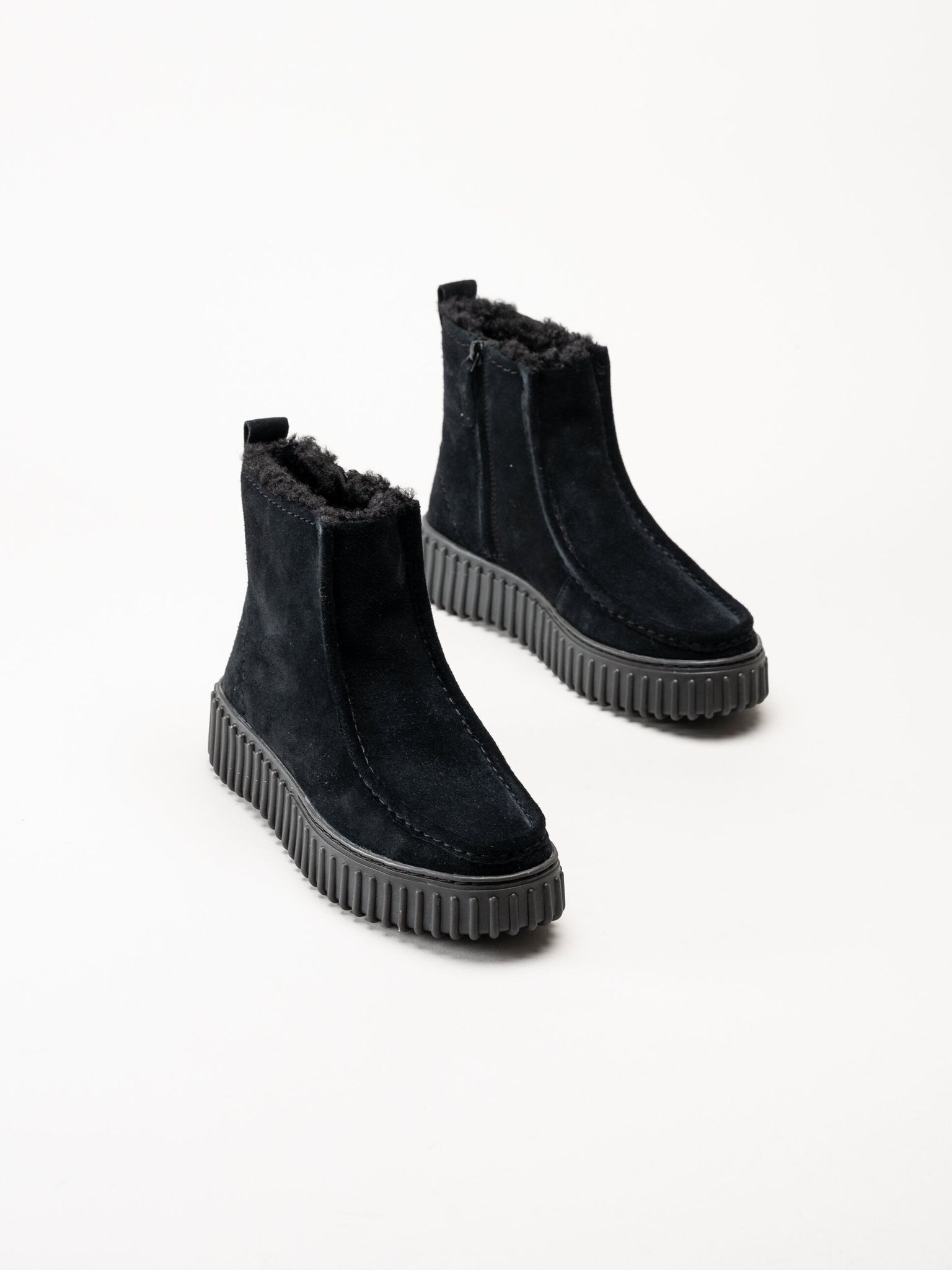 Clarks - Torhill Cozy - Svarta boots i mocka