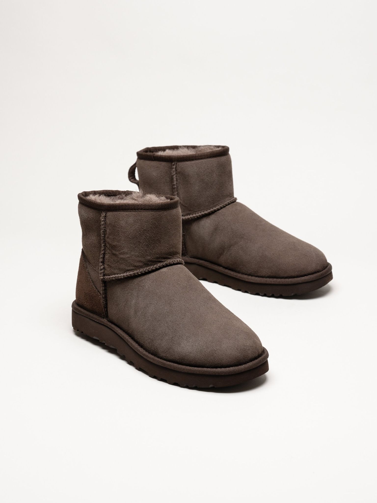 UGG - W Classic Mini II - Mörkruna fårskinnsfodrade vinterboots